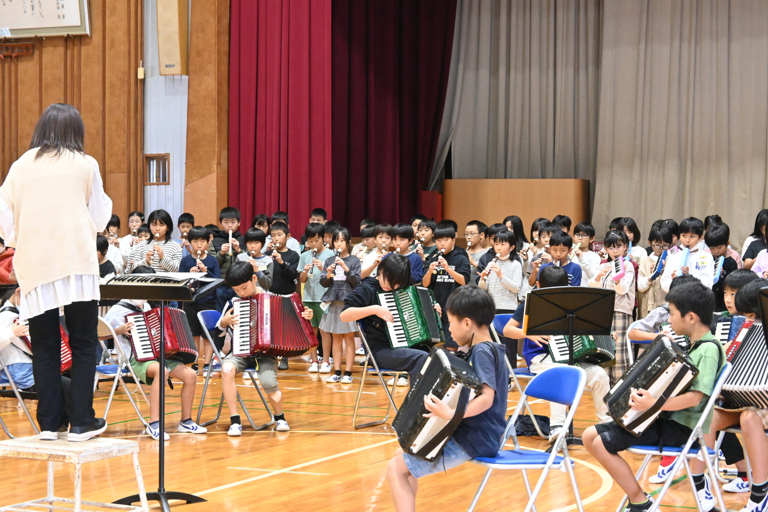 「【4年】音楽大会に向けて～全体練習編～　★体で感じて合わせるリズム★」を公開しました！のイメージ画像