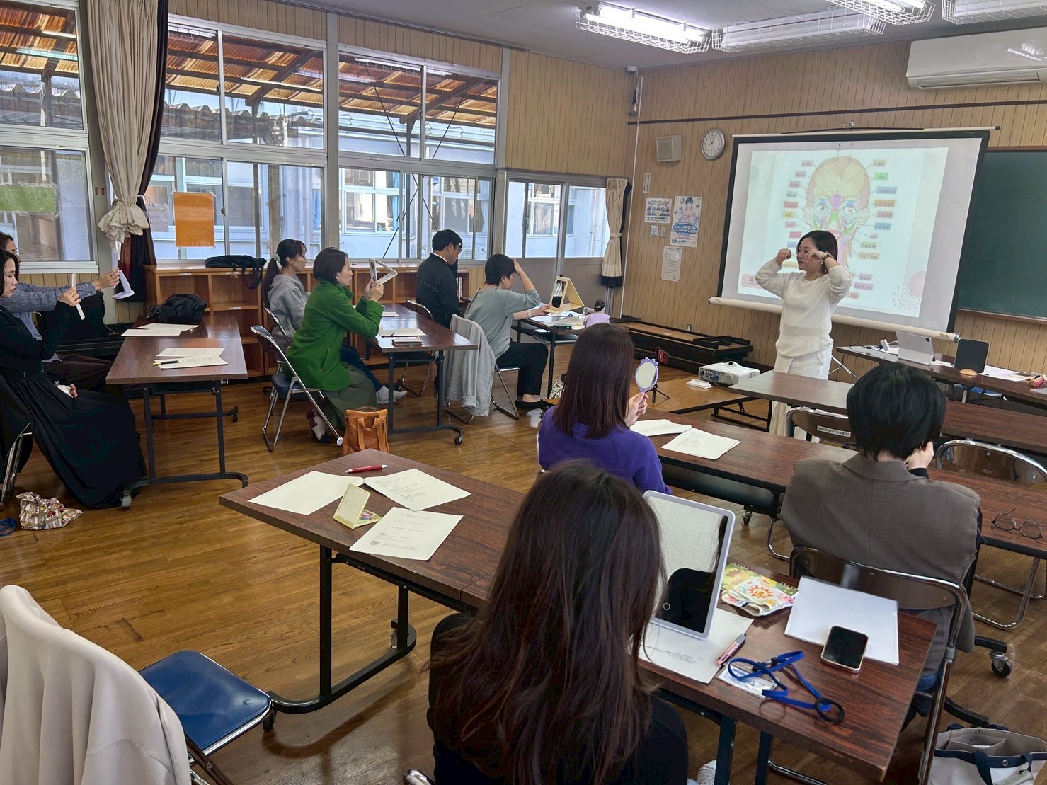 令和7年度11月　家庭教育学級『表情筋ヨガレッスン』を公開しました！のイメージ画像